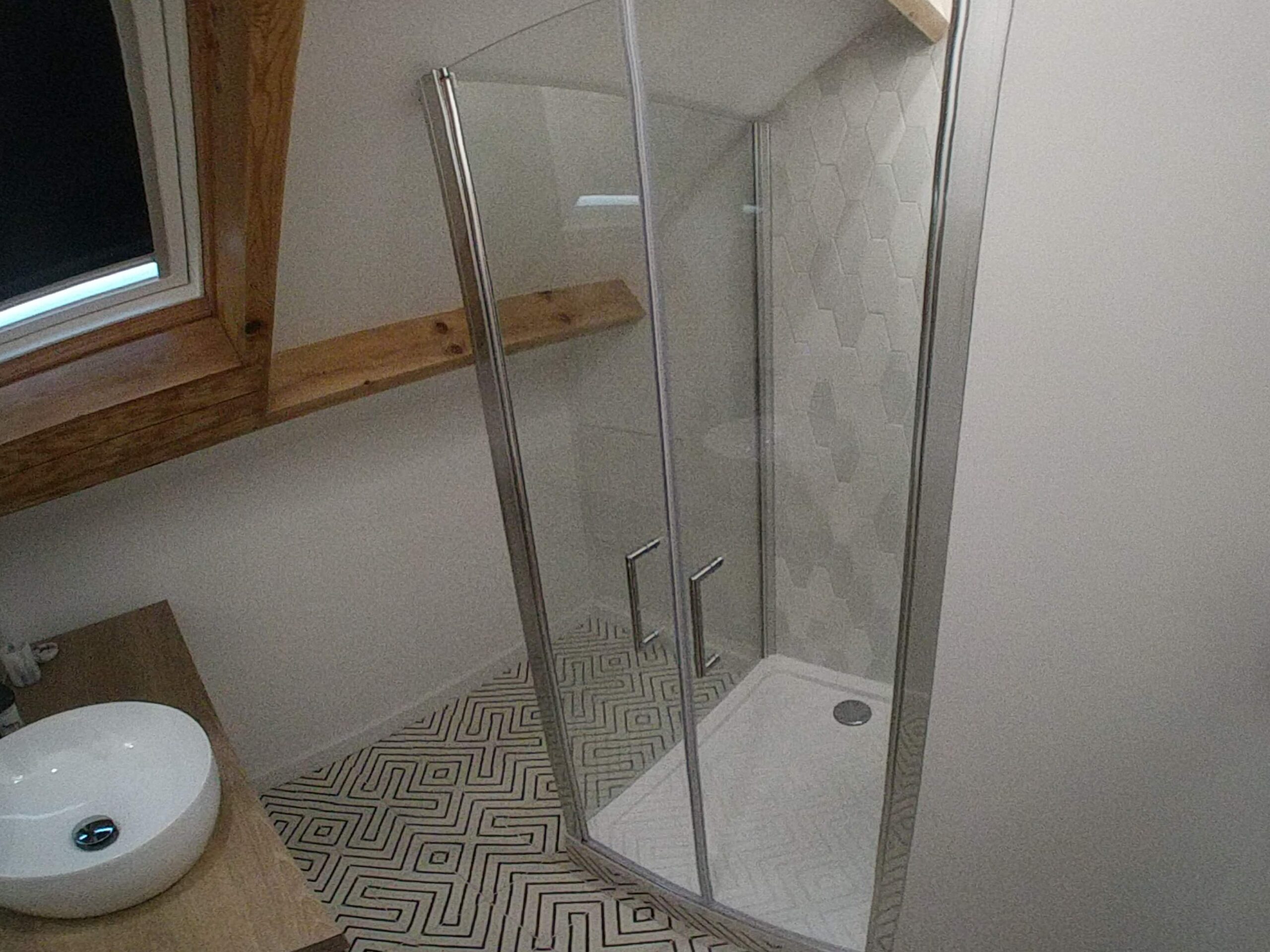 Pose, dépose de sdb, travaux préparatoires d’électricité et plomberie.